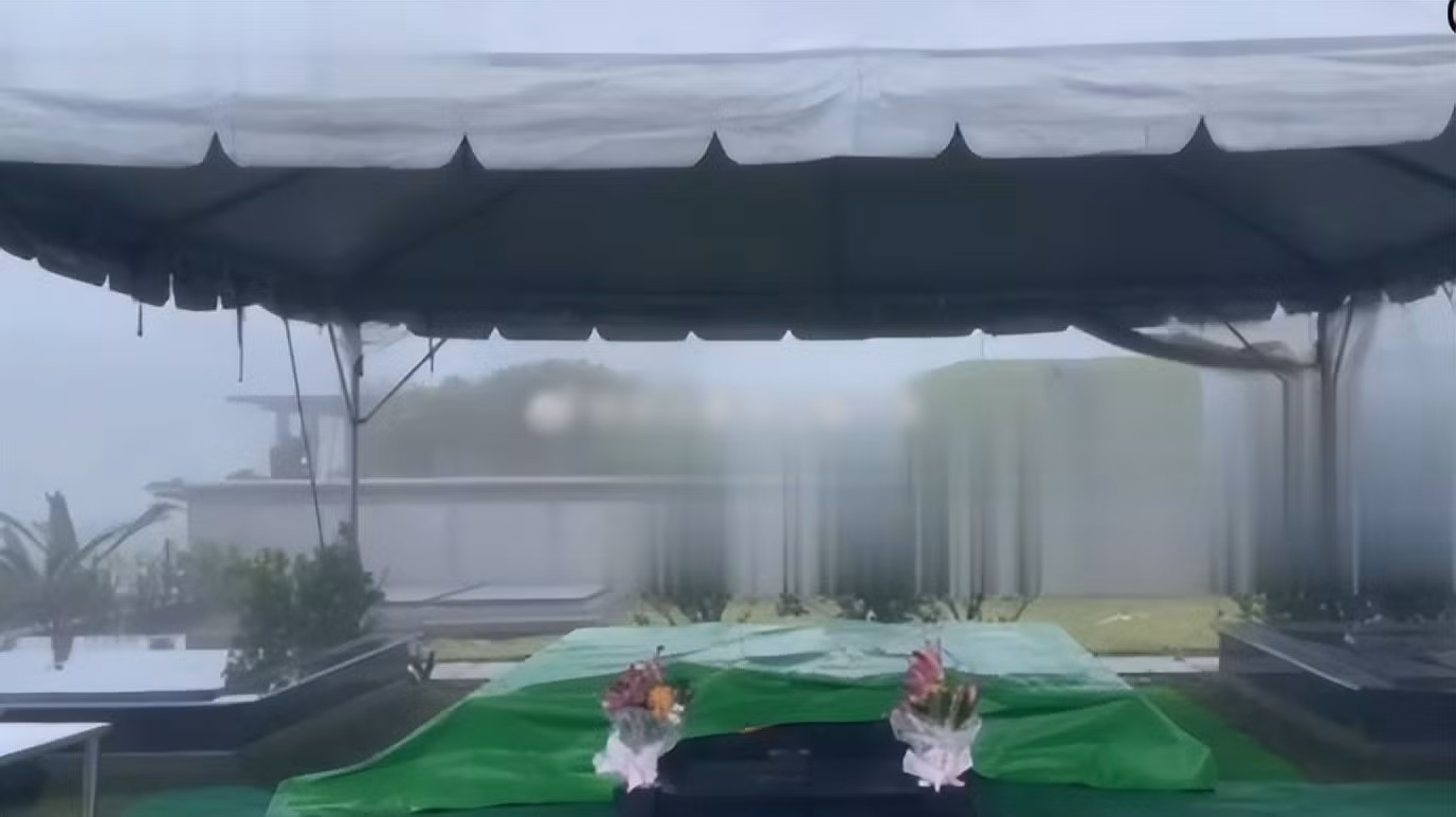 Người thân tham gia lễ chôn cất Từ Hy Viên.
