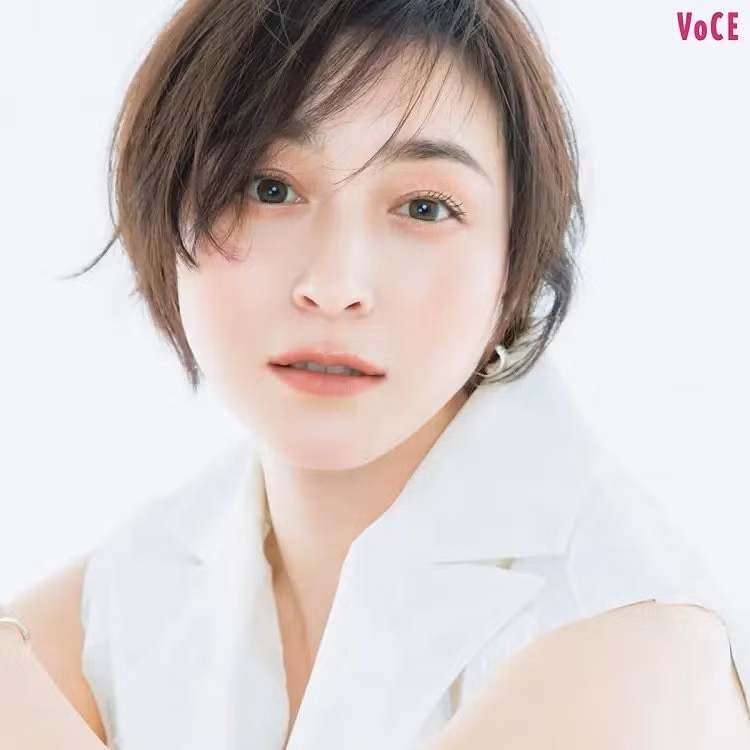 Hirosue Ryoko đánh mất hình tượng ngây thơ, trong sáng trong lòng khán giả vì đời tư bê bối. Hirosue Ryoko đánh mất hình tượng ngây thơ, trong sáng trong lòng khán giả vì đời tư bê bối.