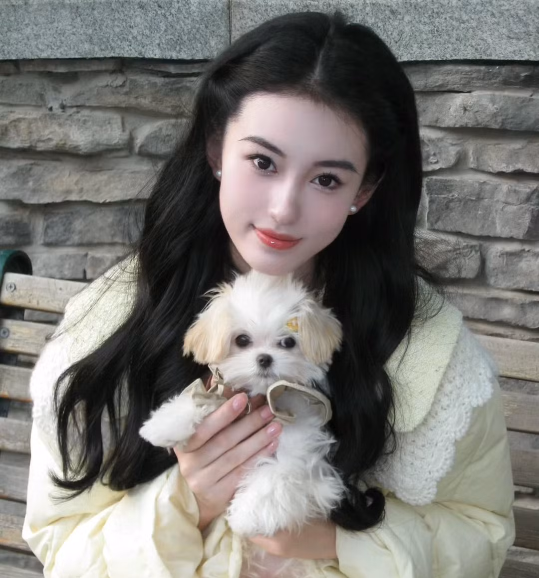 Theo Sina, Vương Tử Thuần là hot girl mạng nổi tiếng từ khi mới 15 tuổi. Cô thường chia sẻ loạt ảnh và nhận được hàng trăm lời khen ngợi về vóc dáng thanh thoát, nhan sắc nổi bật, có nét pha trộn giữa Lưu Diệc Phi và Lương Lạc Thi. Dù chưa đóng phim, Vương Tử Thuần cũng được nhiều nhãn hàng mời làm người mẫu quảng cáo.