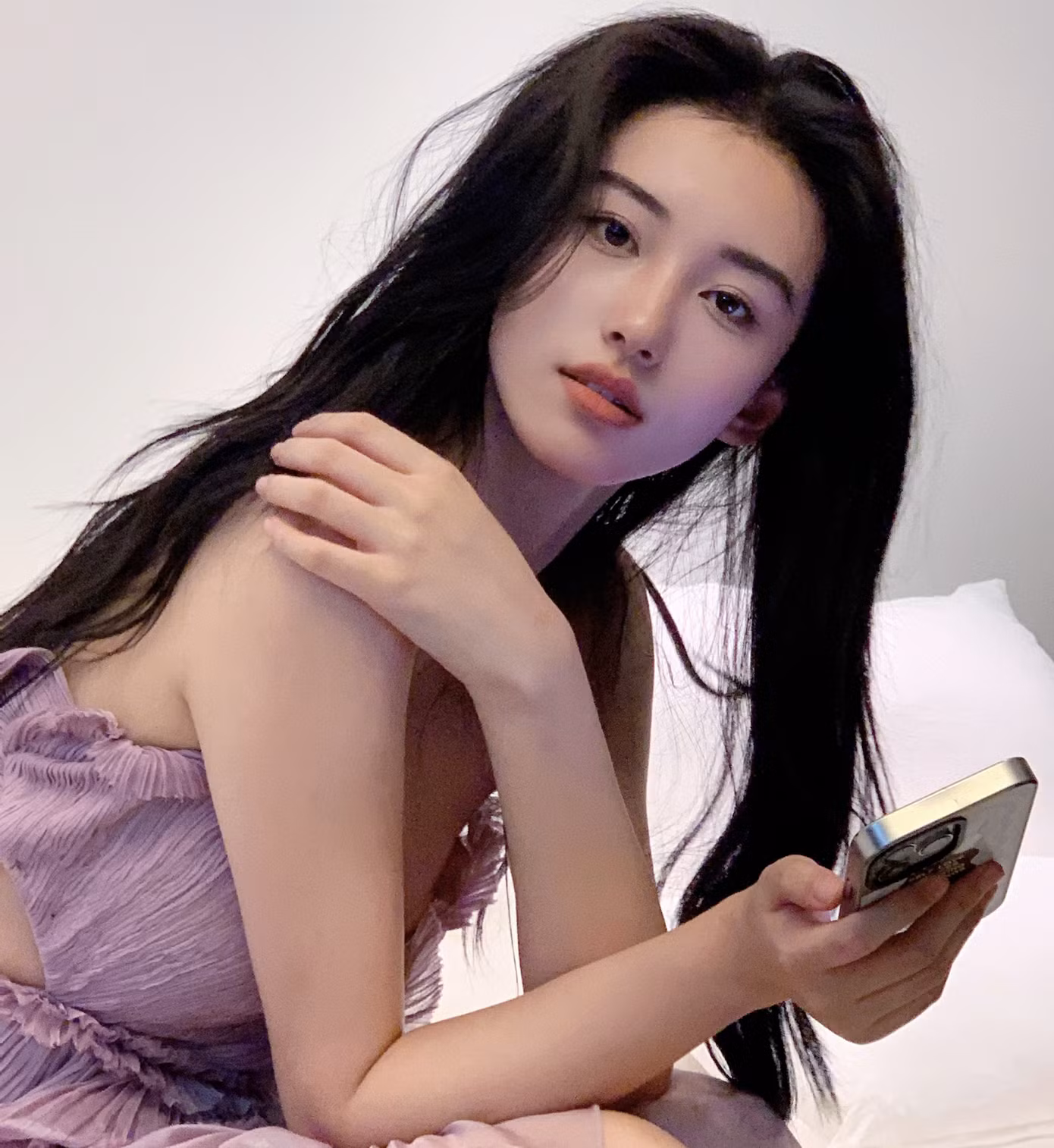 Theo Sina, Vương Tử Thuần là hot girl mạng nổi tiếng từ khi mới 15 tuổi. Cô thường chia sẻ loạt ảnh và nhận được hàng trăm lời khen ngợi về vóc dáng thanh thoát, nhan sắc nổi bật, có nét pha trộn giữa Lưu Diệc Phi và Lương Lạc Thi. Dù chưa đóng phim, Vương Tử Thuần cũng được nhiều nhãn hàng mời làm người mẫu quảng cáo.