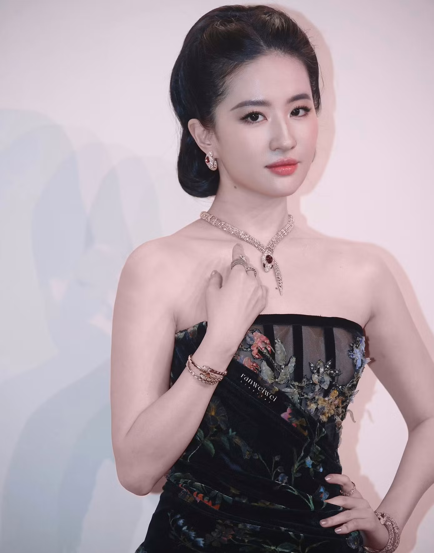 Cũng trong sự kiện, Lưu Diệc Phi đứng ở vị trí chính giữa. Theo Sohu, hiện tại trong giới giải trí Hoa ngữ, Lưu Diệc Phi có địa vị cao bậc nhất, đặc biệt trong các sự kiện thời trang cô luôn được ban tổ chức ưu ái.