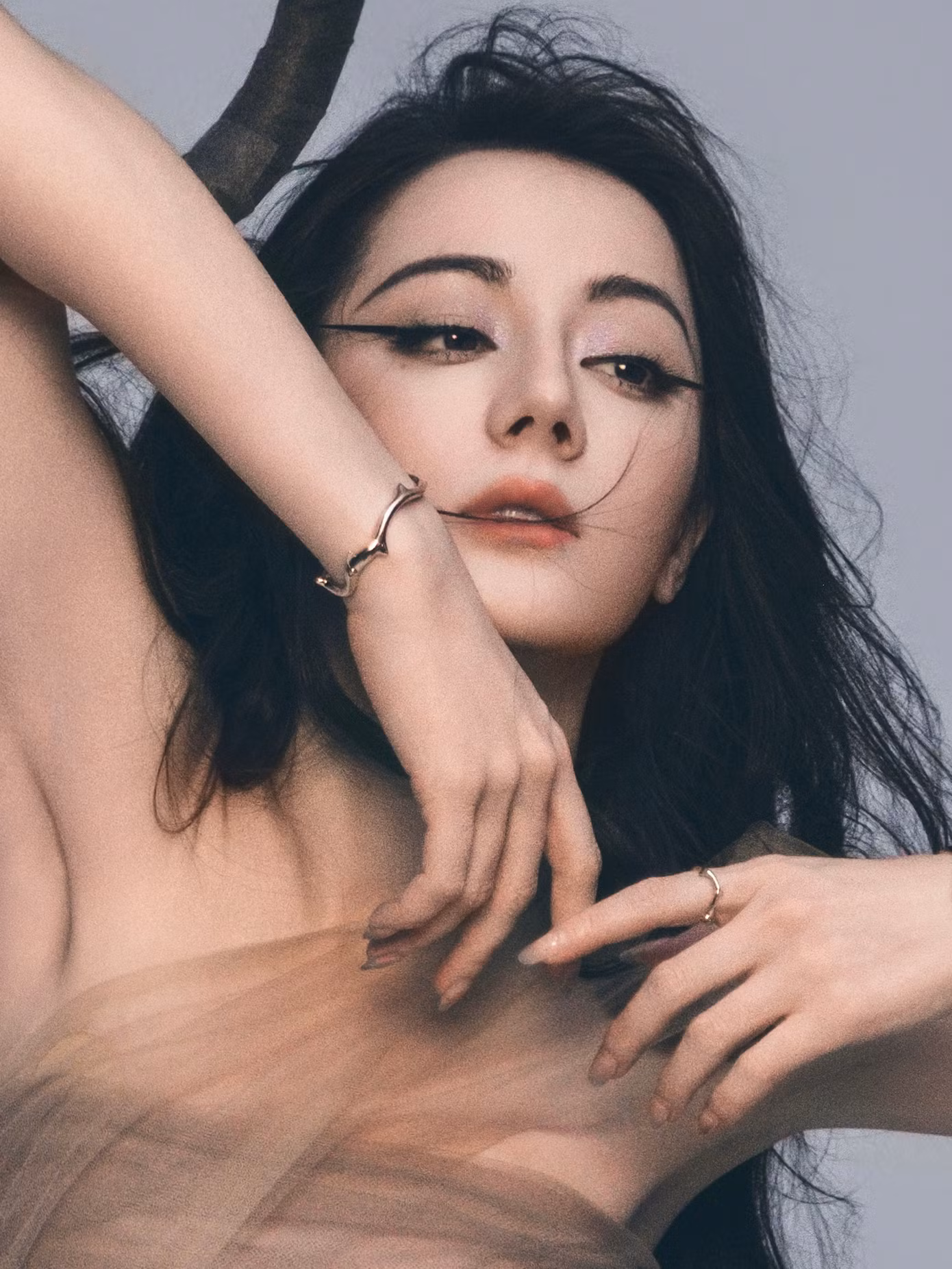 Ngày 4/3, Địch Lệ Nhiệt Ba trở thành gương mặt trang bìa của tạp chí thời trang L'Officiel Hommes với hình tượng mạnh mẽ, quyến rũ. Cùng với đó, có thông tin sắp tới mỹ nhân Tân Cương tham gia bộ phim Đội bóng nữ Thiếu Lâm của đạo diễn Châu Tinh Trì. Ngoài Địch Lệ Nhiệt Ba, phim còn có sự góp mặt của dàn diễn viên nổi danh Trương Tiểu Phỉ, Trương Nghệ Hưng, Chu Khiết Quỳnh, Lâm Duẫn, Ngãi Mễ, Từ Kiều...
