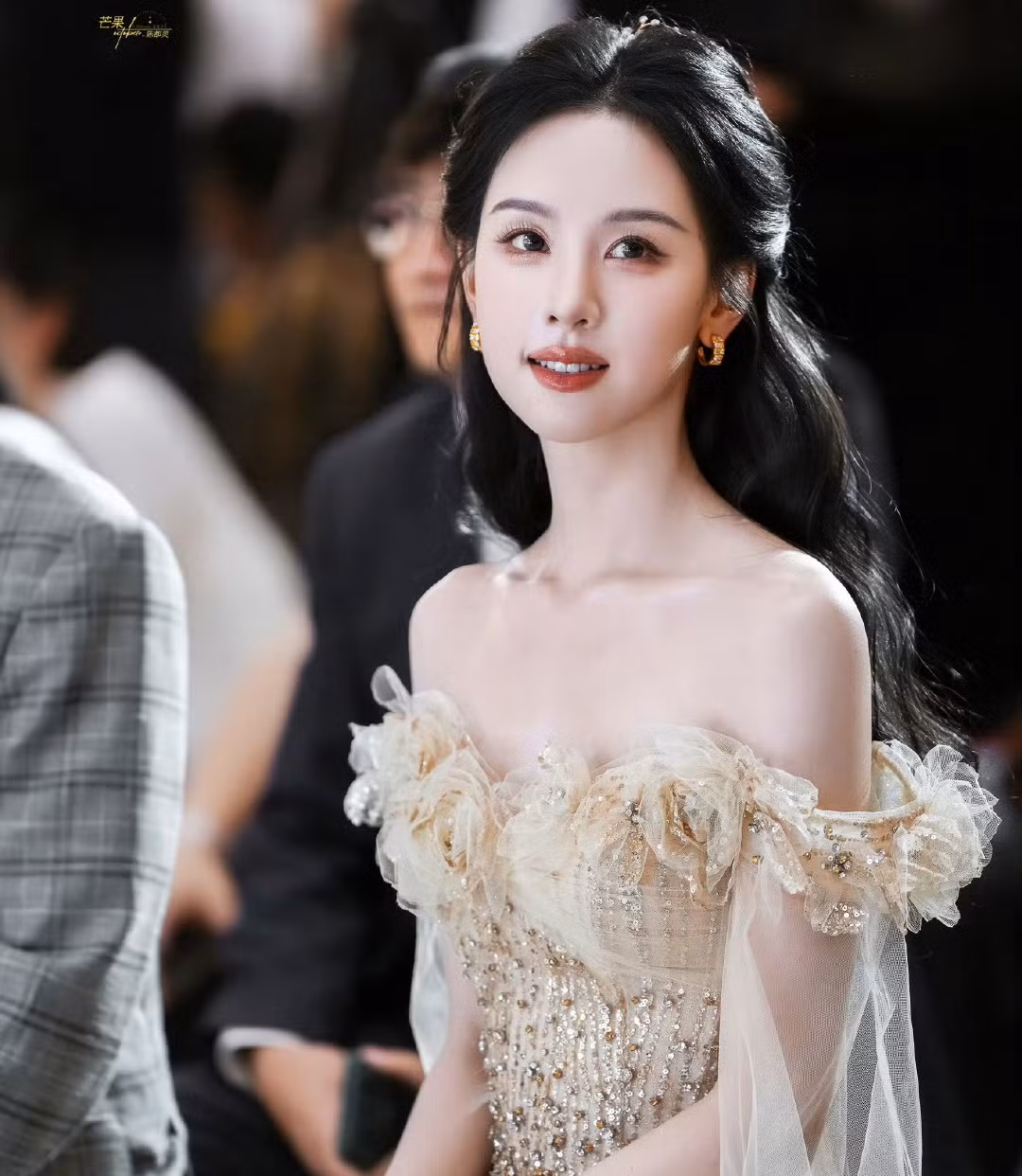 Theo Sohu, Trần Đô Linh được đánh giá là ngôi sao có học thức cao EQ cao, nhiều lần đều có có thái độ tôn trọng với nhân viên MC hay những người xung quanh, không tỏ ra bản thân là ngôi sao. Chính vì vậy, clip trên đã được lan truyền trên các trang mạng, thu về hơn 5 triệu lượt thích. Trong đó, có nhiều bình luận bày tỏ sự yêu mến với Trần Đô Linh, mong muốn tìm được bạn gái lý tưởng như cô. Thậm chí, có không ít cô gái cho rằng mình bị Trần Đô Linh chinh phục, cũng muốn "gả cho" nữ diễn viên.