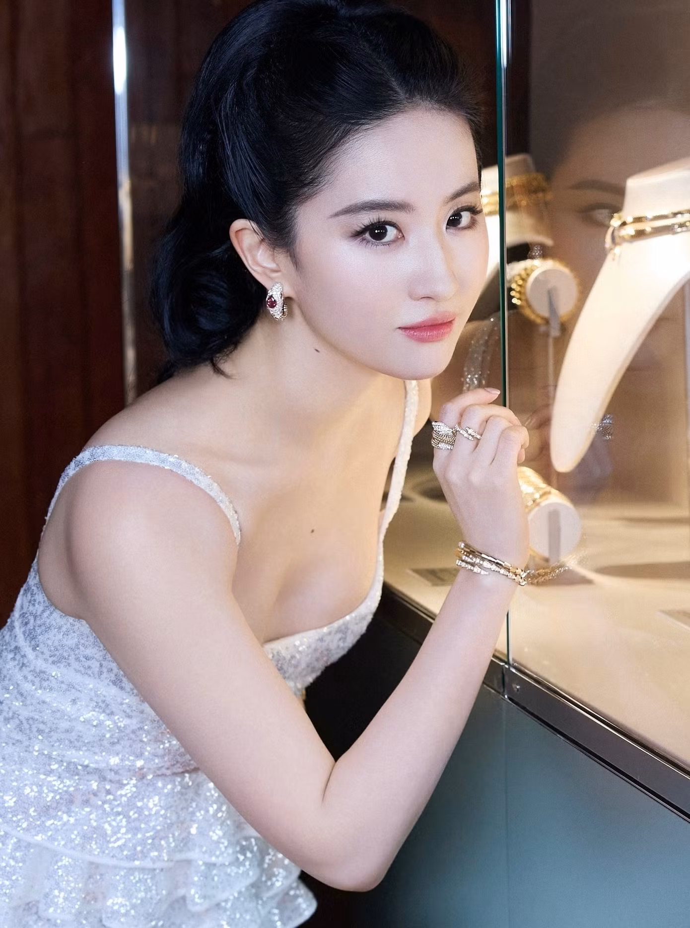 Theo Sohu, ở tuổi 37, Lưu Diệc Phi vẫn giữ lối sống thoải mái, không vội vã. Nữ diễn viên thường giữ trạng thái một năm đóng một phim, thậm chí lâu hơn. Sau khi hoàn tất vai diễn, cô dành thời gian du lịch hoặc đọc sách, nghỉ ngơi, chăm sóc đàn mèo lên tới hàng chục con. Tuy nhiên, nhờ vẻ đẹp hiếm có, Lưu Diệc Phi luôn là đề tài nóng mỗi khi xuất hiện. Cô vẫn là cái tên được các thương hiệu săn đón, là ngôi sao có giá trị thương mại cao hàng đầu trong giới giải trí Hoa ngữ. Trong đó, cô có tới 6 hợp đồng quảng cáo với vai trò đại diện toàn cầu cho những thương hiệu cao cấp.