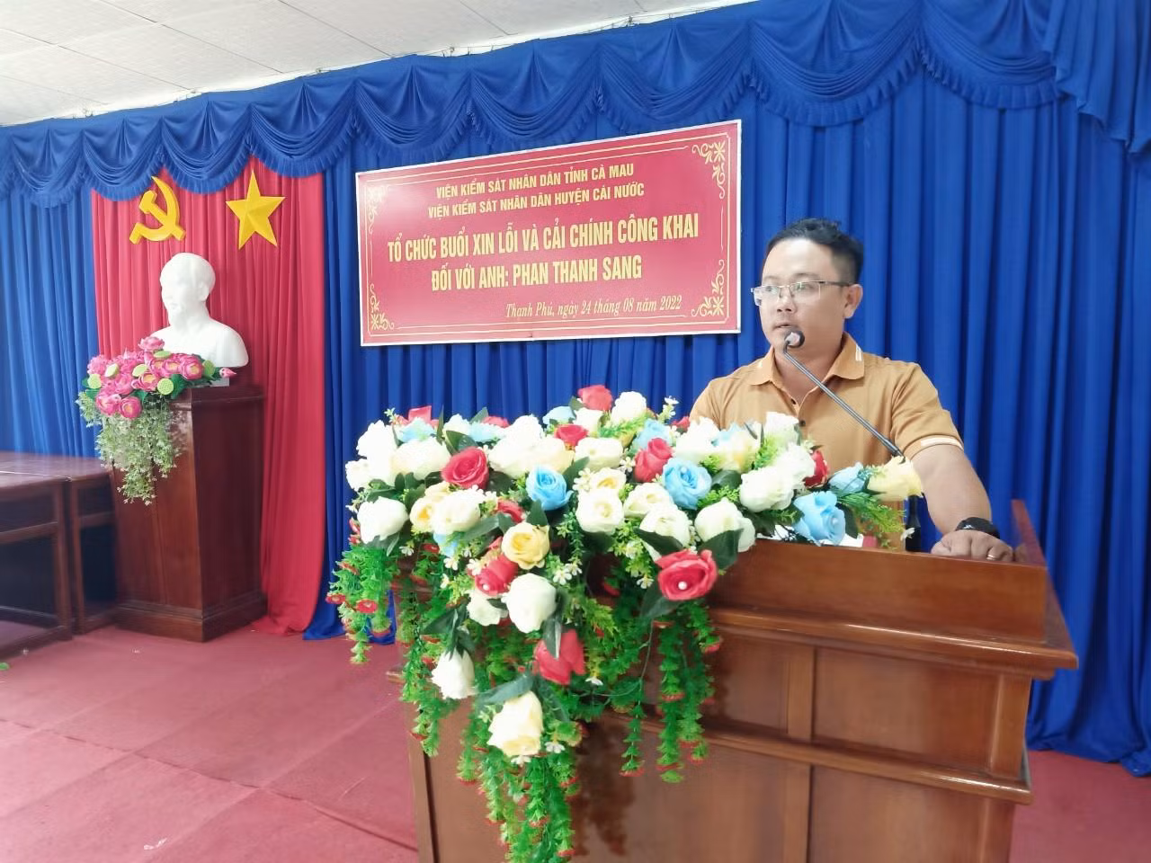Anh Sang trong buổi công khai xin lỗi.