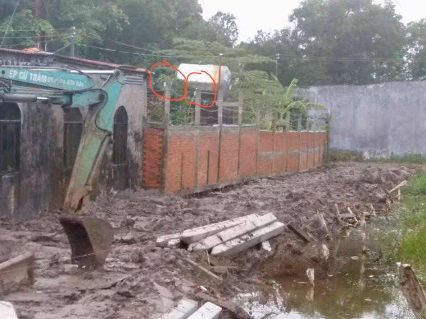 Camera giám sát được cho là "ngó" qua phần đất của anh Lam.