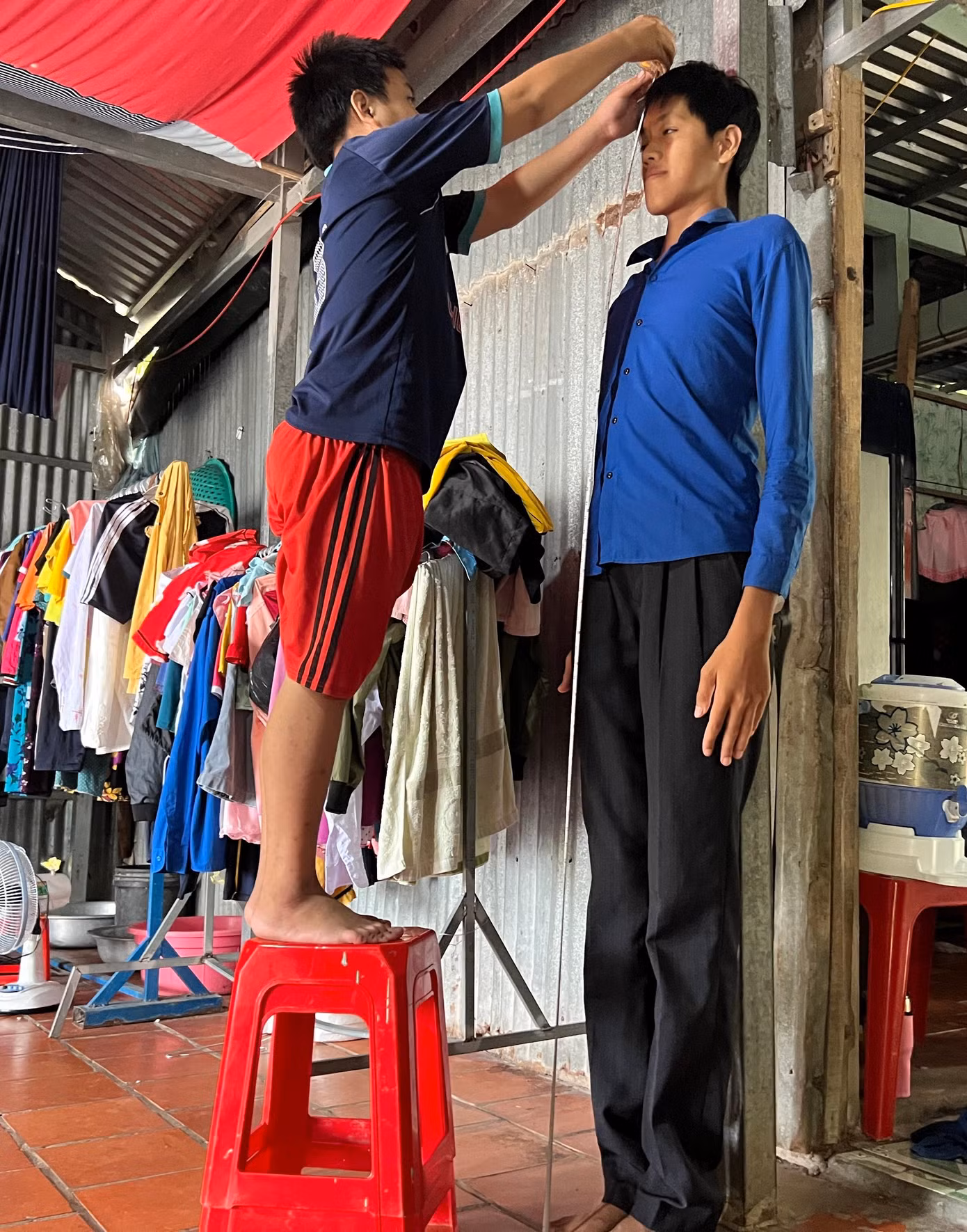 Khoảng 3 năm nay, chiều cao của Út phát triển bất thường, cao hơn 2m.