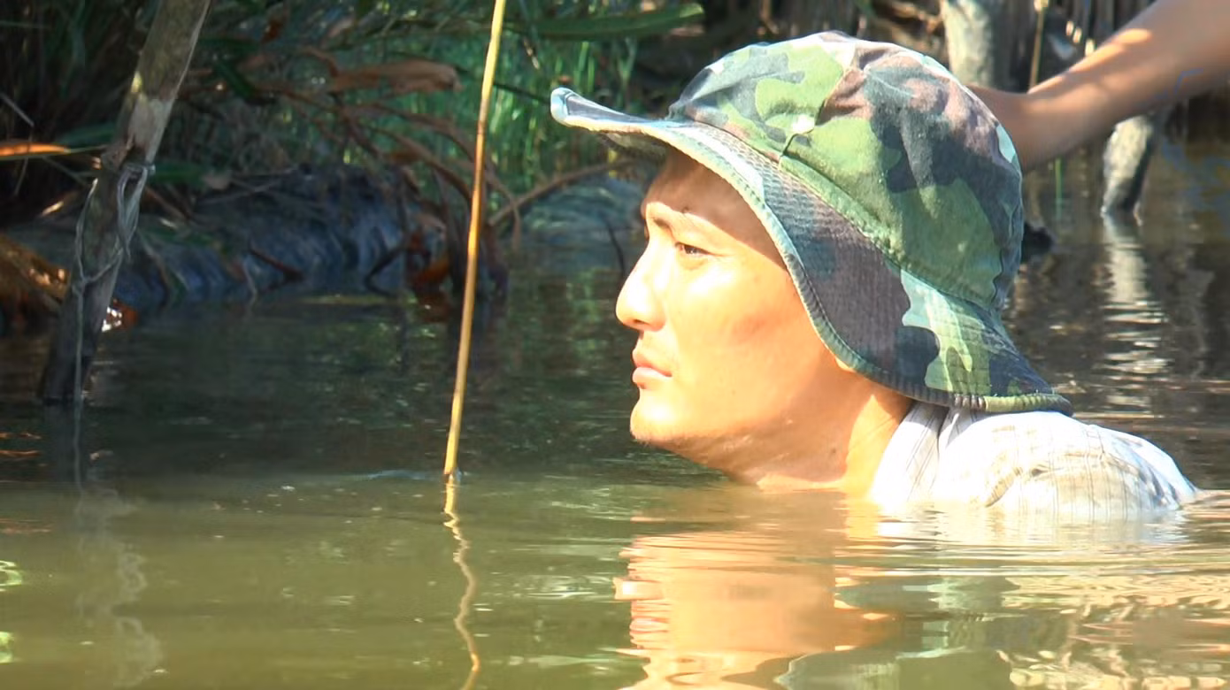 Người câu lịch thường trầm mình dưới nước mò từng hang lịch và cho mồi vào.