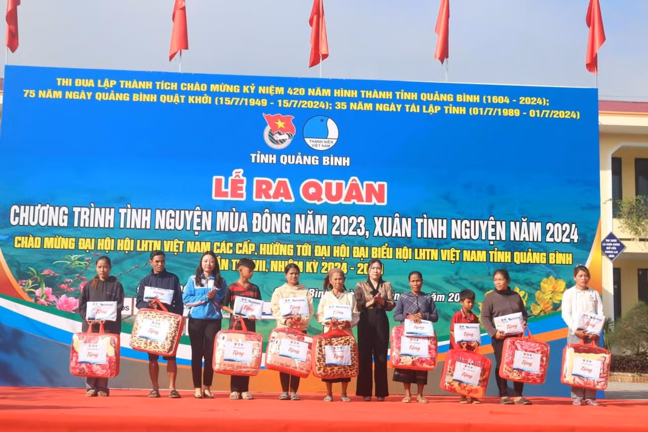 Nhiều phần quà có giá trị đã được trao cho những hoàn cảnh khó khăn trên địa bàn Ban tổ chức đã khởi công ngôi nhà hạnh phúc trị giá 80 triệu đồng cho một học sinh mồ côi trên địa bàn
