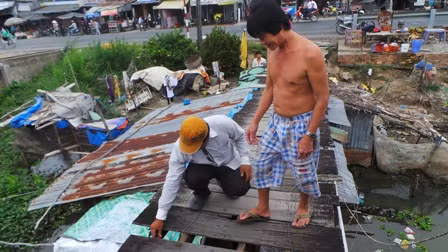 Anh Bé và người dân khu vực chỉ cho PV xem những chỗ gỗ bị mục