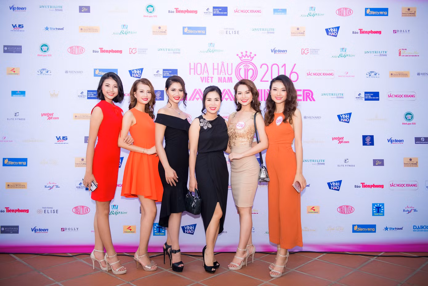 Người đẹp HHVN dự dạ tiệc bên hồ bơi ảnh 16