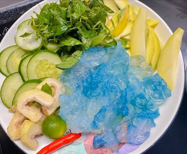 Nuốc Huế có màu xanh dương, ăn sống kèm với ít vả, dưa leo, rau để giải nhiệt.