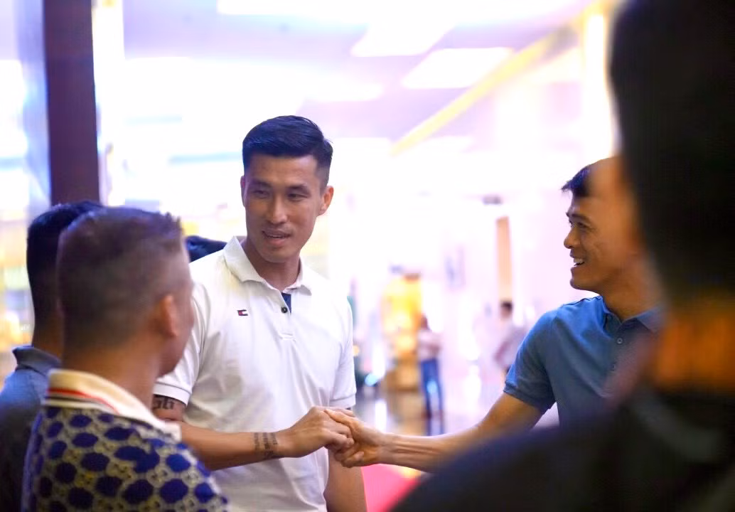Nhiều đồng đội có mặt từ sớm chúc phúc Quang Hải - Chu Thanh Huyền. Ở tiệc cưới này, Quang Hải giới hạn khách mời khoảng 500 người.