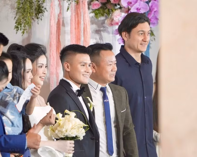 Tối 6/4, tiệc cưới Quang Hải và Chu Thanh Huyền diễn ra tại một khách sạn ở Hà Nội.