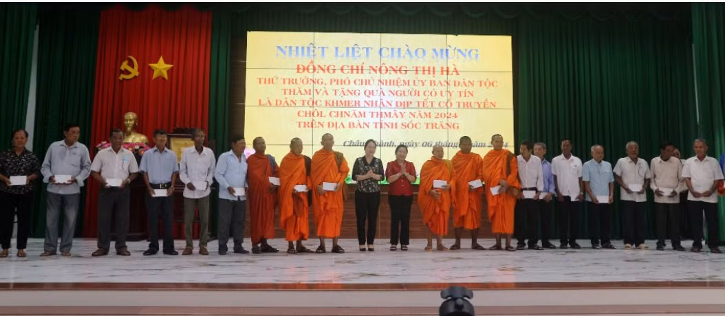 Tại chuyến thăm, Thứ trưởng , Phó Chủ nhiệm Nông Thị Hà cùng Đoàn công tác đã tặng 100 suất quà cho Người có uy tín trong đồng bào dân tộc thiểu số là dân tộc Khmer trên địa bàn Sóc Trăng.