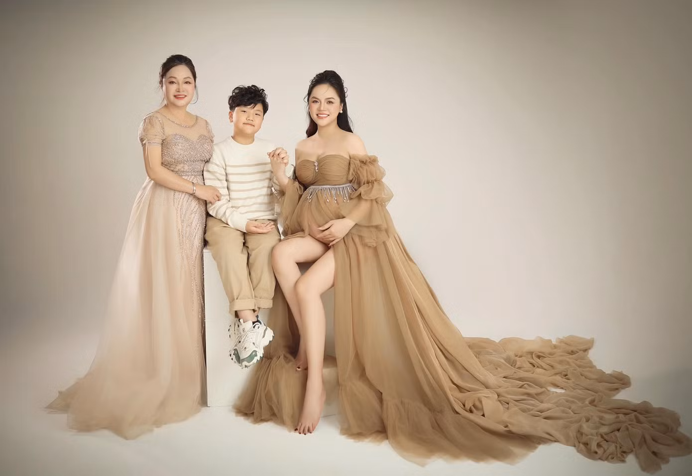 Thu Quỳnh chụp ảnh lưu niệm cùng mẹ và con trai. Thu Quỳnh chụp ảnh lưu niệm cùng mẹ và con trai.