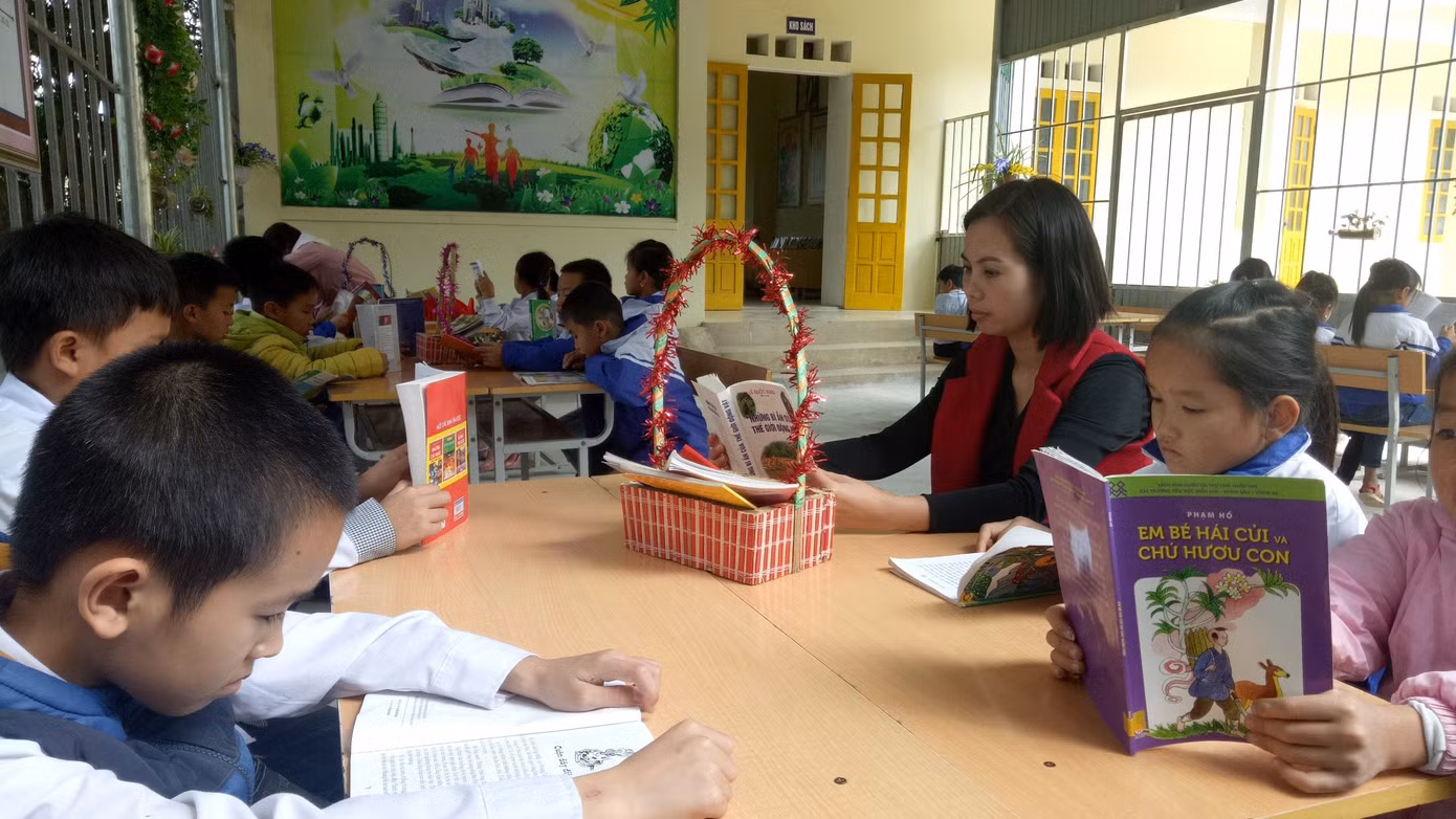 Giờ đọc sách của cô trò Trường tiểu học Sơn Hà, huyện Quan Sơn (Thanh Hoá).