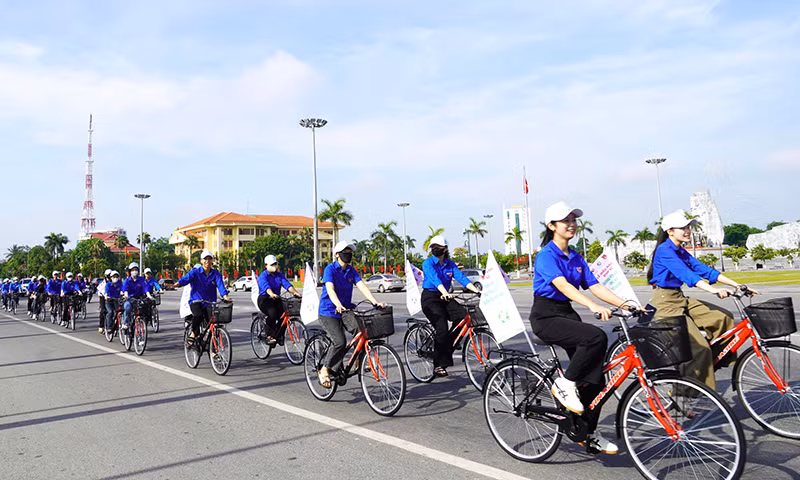 Diễu hành xe đạp qua các con phố.