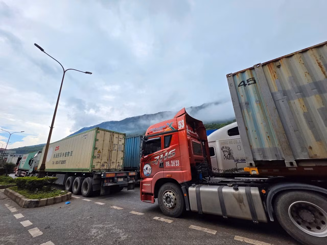 Nhiều tài xế nhịn ăn, tranh thủ ngủ trưa chờ được giải toả.