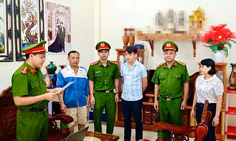 Cơ quan Cảnh sát điều tra Công an tỉnh tống đạt quyết định khởi tố, lệnh bắt tạm giam đối với Lê Quang Hải-người mặc áo sọc xanh (Chủ sở hữu Công ty CP IQ Group). Cơ quan Cảnh sát điều tra Công an tỉnh tống đạt quyết định khởi tố, lệnh bắt tạm giam đối với Lê Quang Hải-người mặc áo sọc xanh (Chủ sở hữu Công ty CP IQ Group).