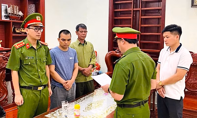 Cơ quan Cảnh sát điều tra Công an tỉnh tống đạt quyết định khởi tố, lệnh bắt tạm giam đối với Lê Thế Hải (Giám đốc Công ty TNHH cung ứng nhân lực Win Group). Cơ quan Cảnh sát điều tra Công an tỉnh tống đạt quyết định khởi tố, lệnh bắt tạm giam đối với Lê Thế Hải (Giám đốc Công ty TNHH cung ứng nhân lực Win Group).