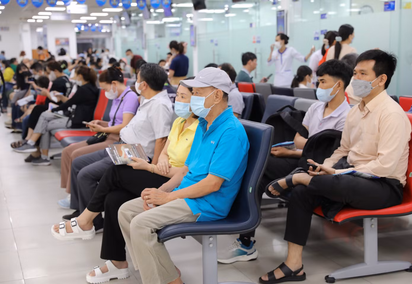 Rất đông người dân đến Trung tâm tiêm chủng VNVC để tiêm vắc xin cúm trong sáng nay 10/2