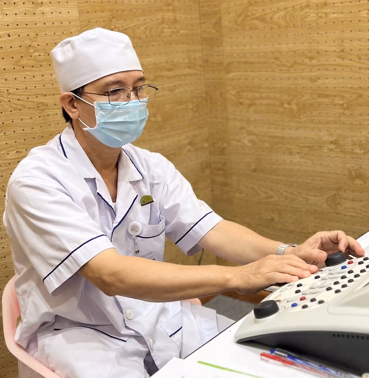 Điều dưỡng Nguyễn Quốc Túy nói rằng, không có niềm vui và hạnh phúc nào bằng khi nhìn bọn trẻ khiếm thính nói được.