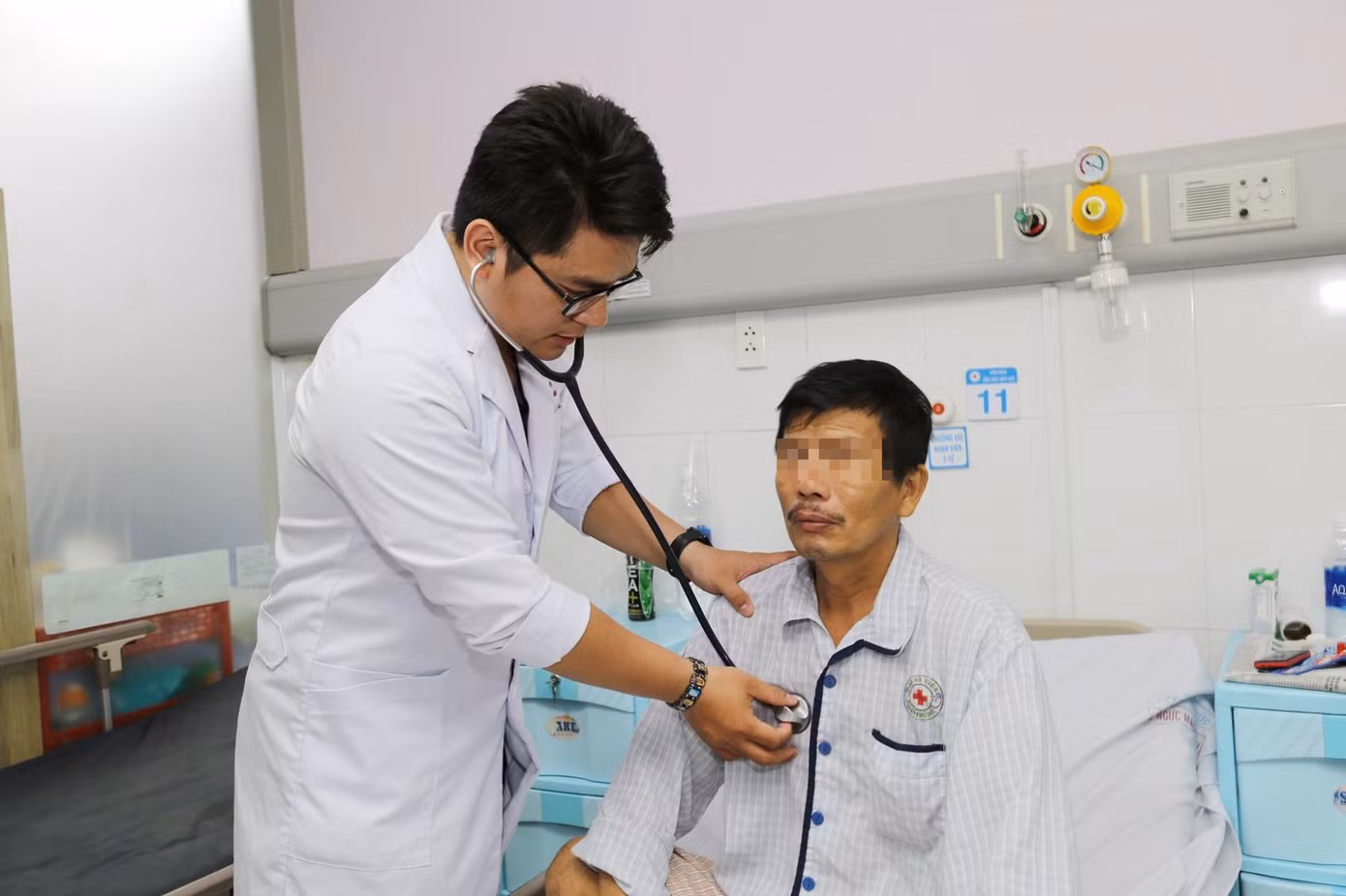 Gắp thành công xương cá kẹt trong đường thở bệnh nhân suốt 3 năm ảnh 4