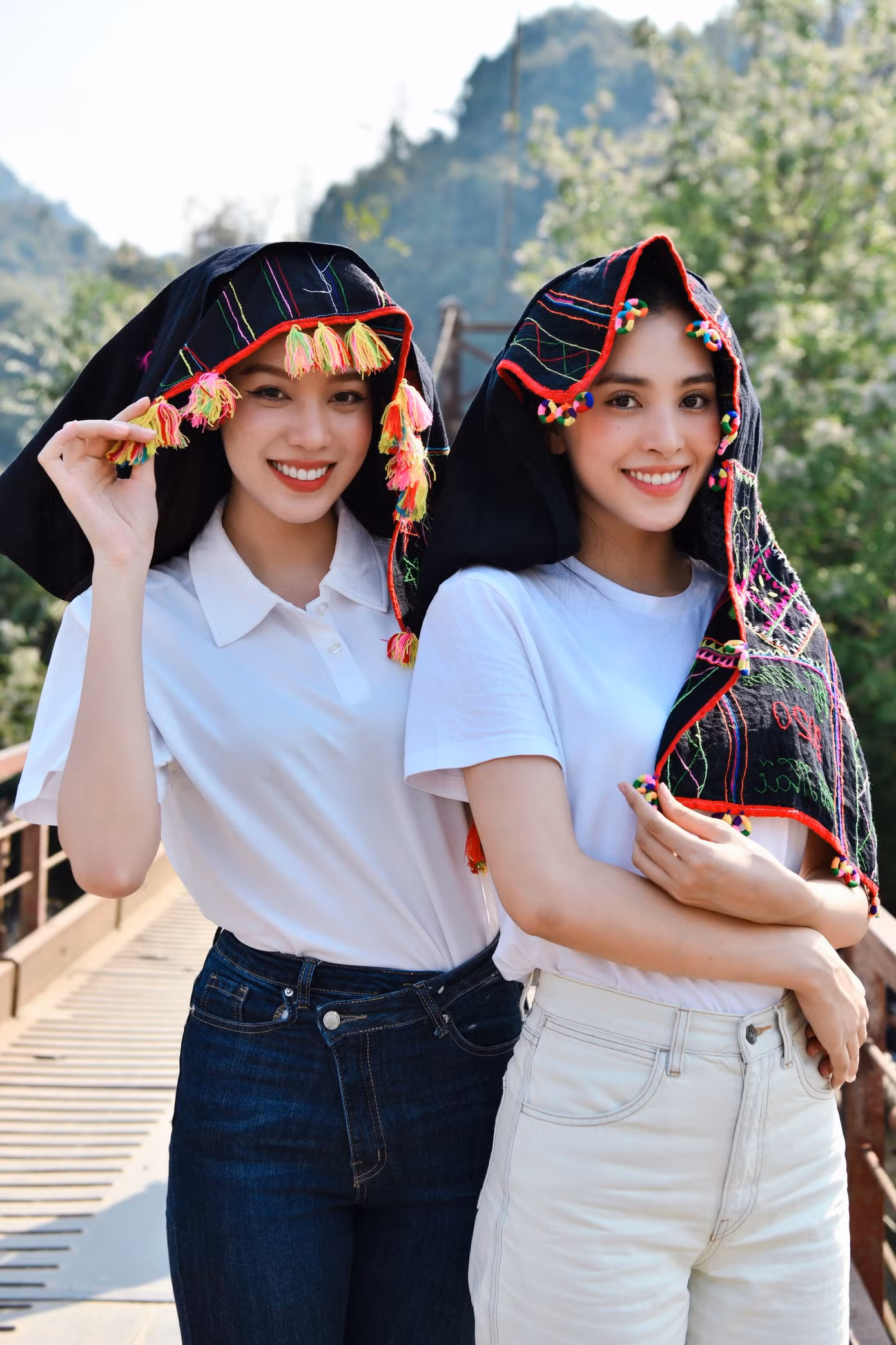 Hoa hậu Tiểu Vy, Thanh Thủy khoe sắc trong chiếc khăn Piêu rực rỡ. Cùng đăng quang danh hiệu Hoa hậu Việt Nam, Tiểu Vy và Thanh Thủy rất thân thiết trong công việc và cuộc sống vì là đồng hương Đà Nẵng.