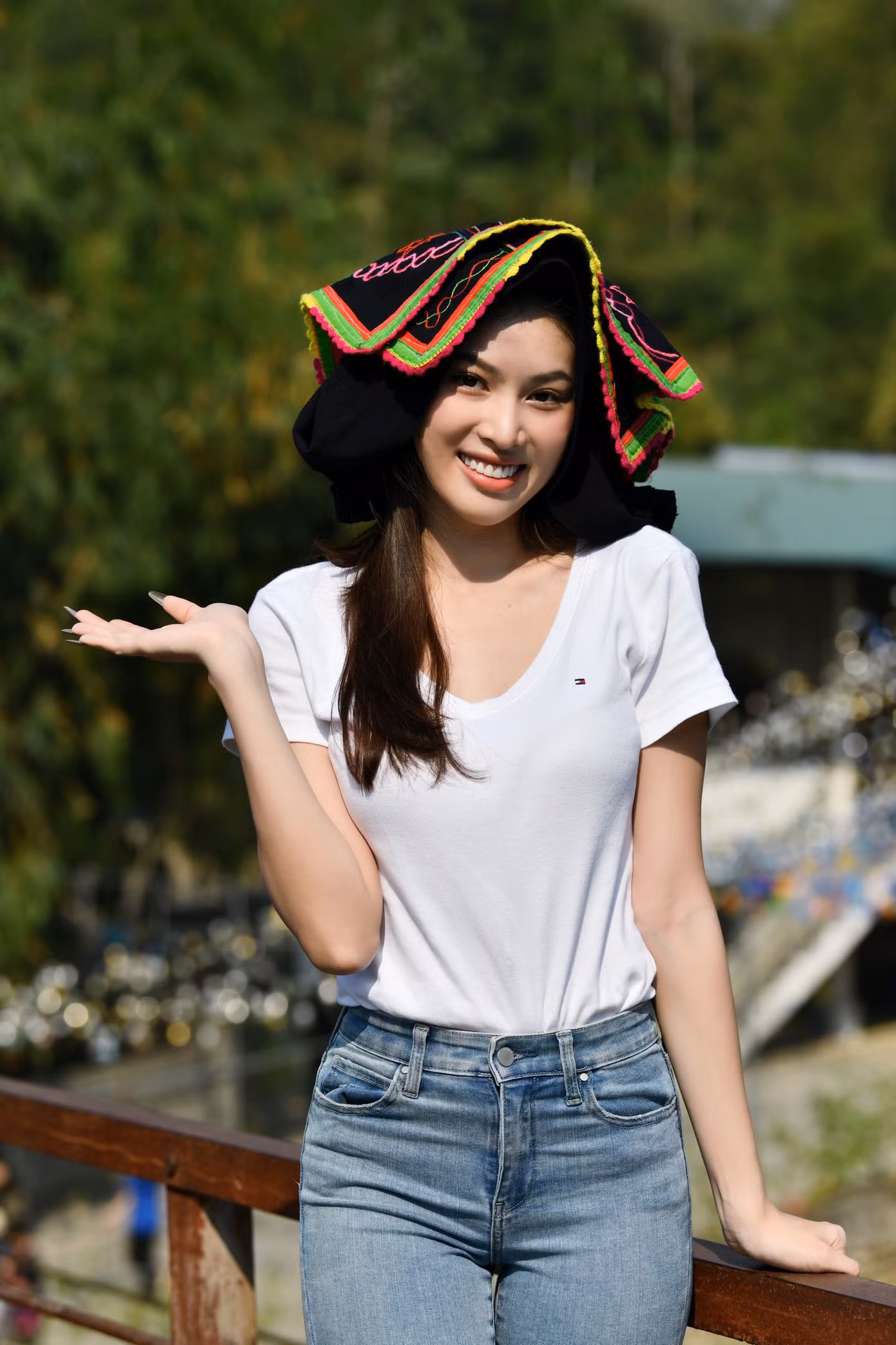 Á hậu Ngọc Thảo cũng lần đầu đặt chân đến Lai Châu và được đội trên đầu chiếc khăn Piêu. Cô không giấu được sự hào hứng, thích thú.