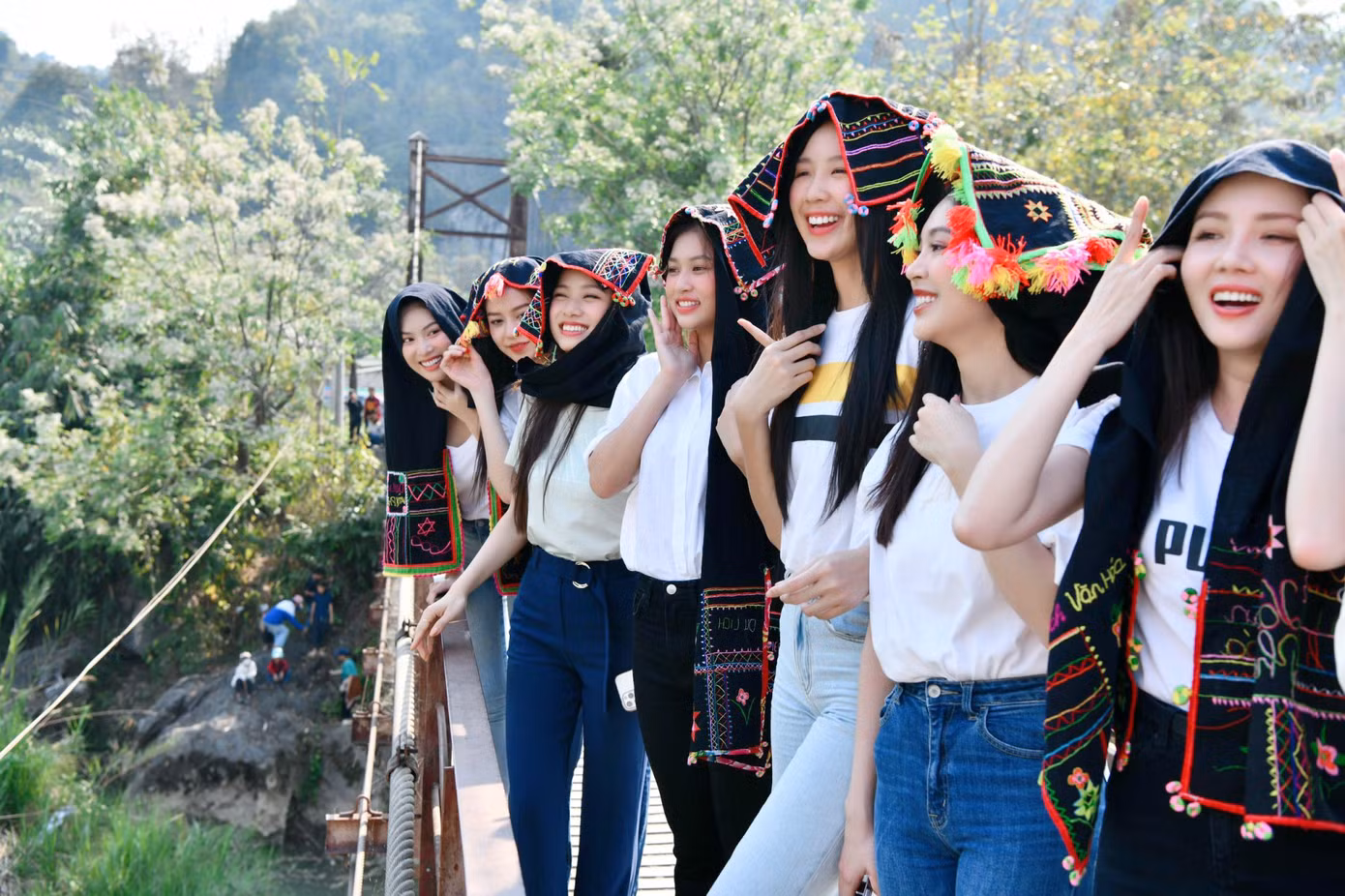 Các hoa hậu, á hậu và người đẹp thích thú khi được đội trên đầu chiếc khăn Piêu rực rỡ sắc màu của dân tộc Thái.