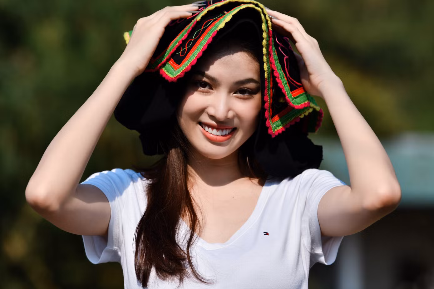 Á hậu Ngọc Thảo cũng lần đầu đặt chân đến Lai Châu và được đội trên đầu chiếc khăn Piêu. Cô không giấu được sự hào hứng, thích thú.