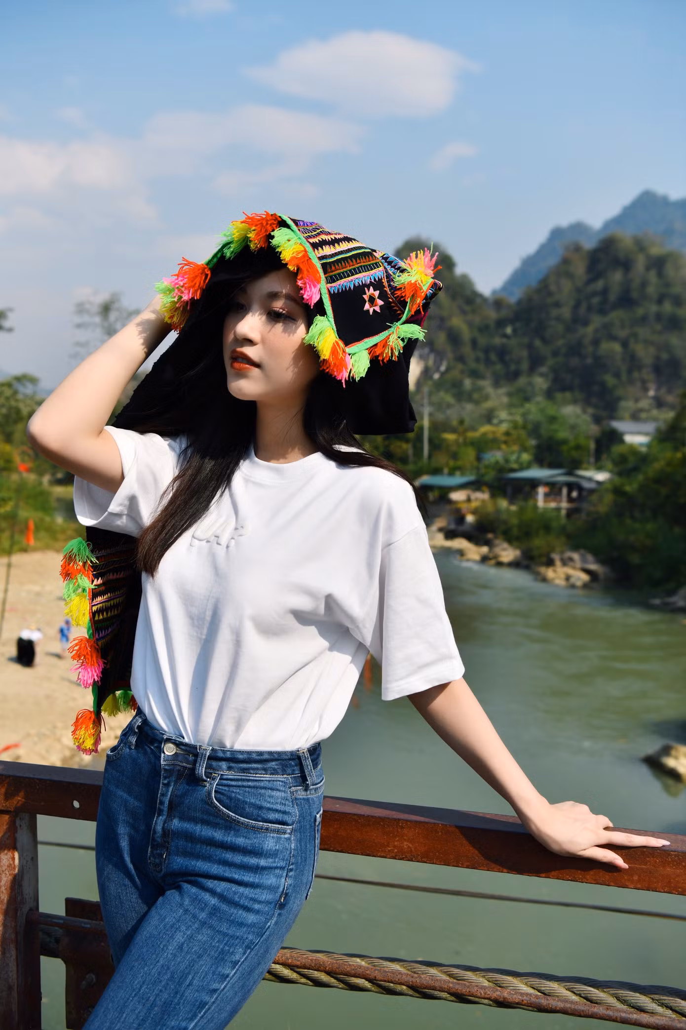 Á hậu Thuỳ Linh háo hức ghi lại những khoảnh khắc đẹp với chiếc khăn Piêu. Trước đó, cô chia sẻ mong muốn quảng bá cảnh đẹp, văn hoá độc đáo của Lai Châu thông qua việc tham gia Tiền Phong Marathon 2023.