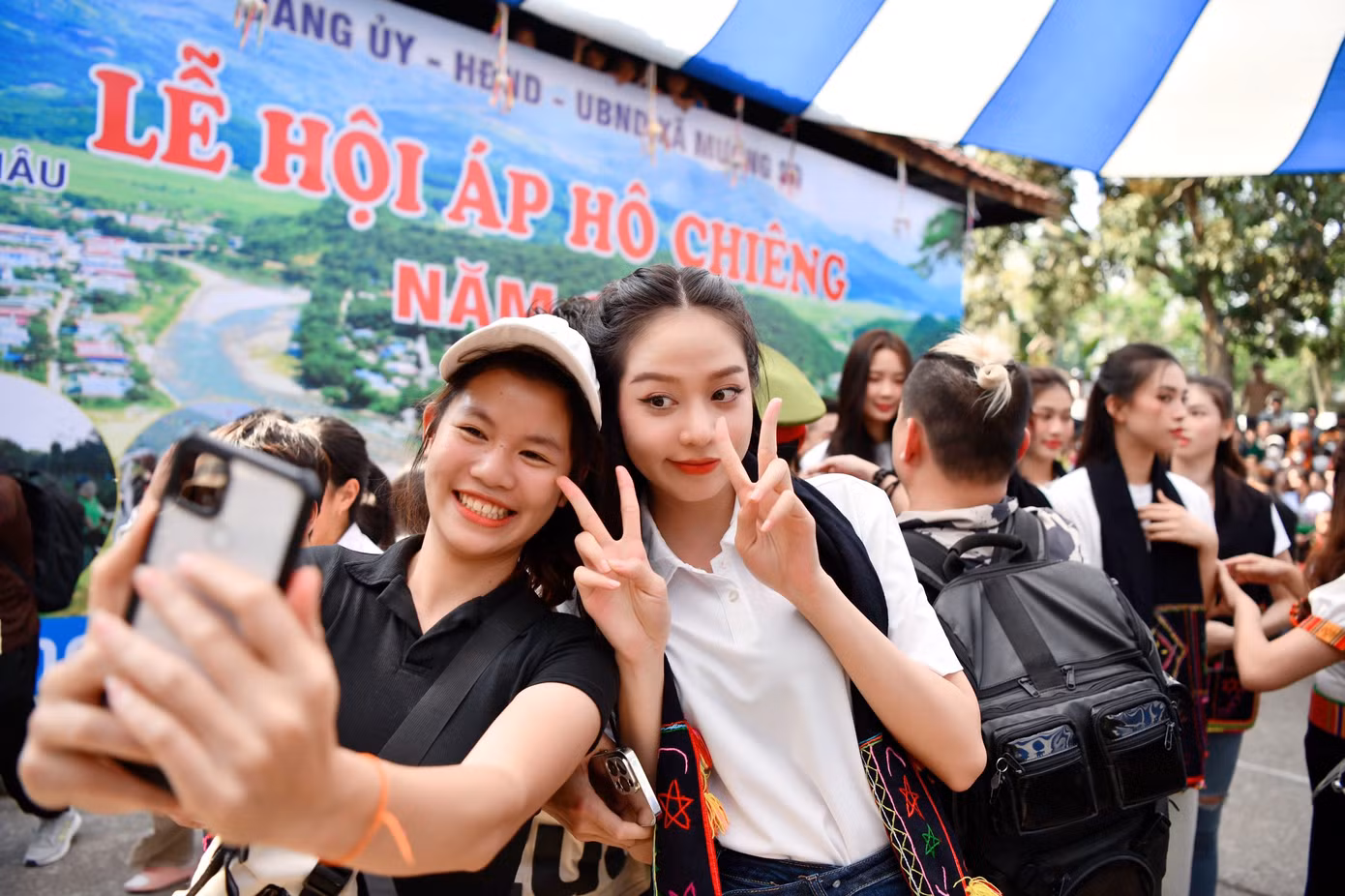 Các người đẹp nhận được sự chào đón nồng nhiệt của người dân địa phương khi tham gia sự kiện.