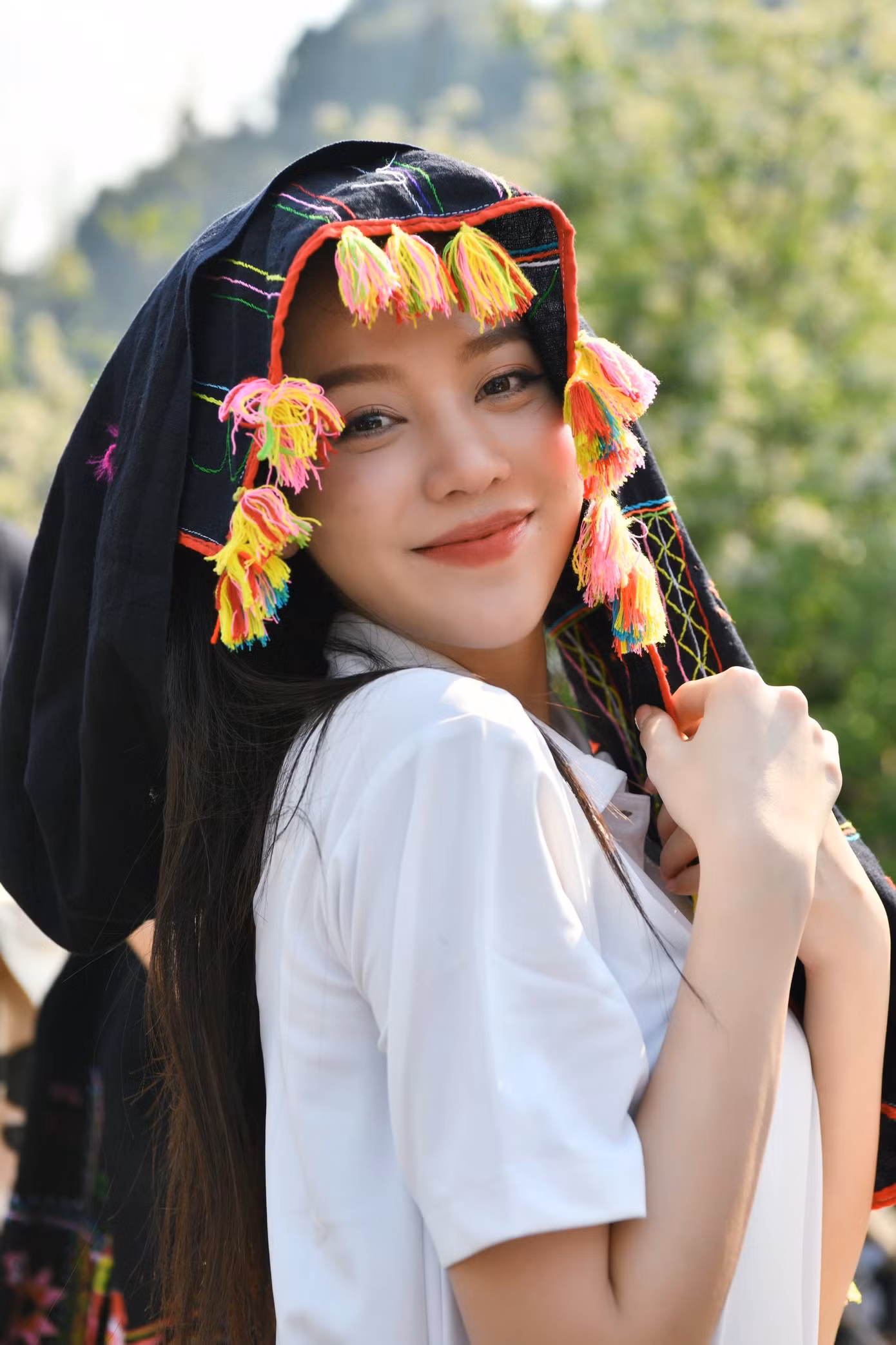 Hoa hậu Thanh Thủy khoe nhan sắc xinh đẹp, duyên dáng dưới ánh nắng chiều khi đội trên đầu chiếc khăn Piêu.