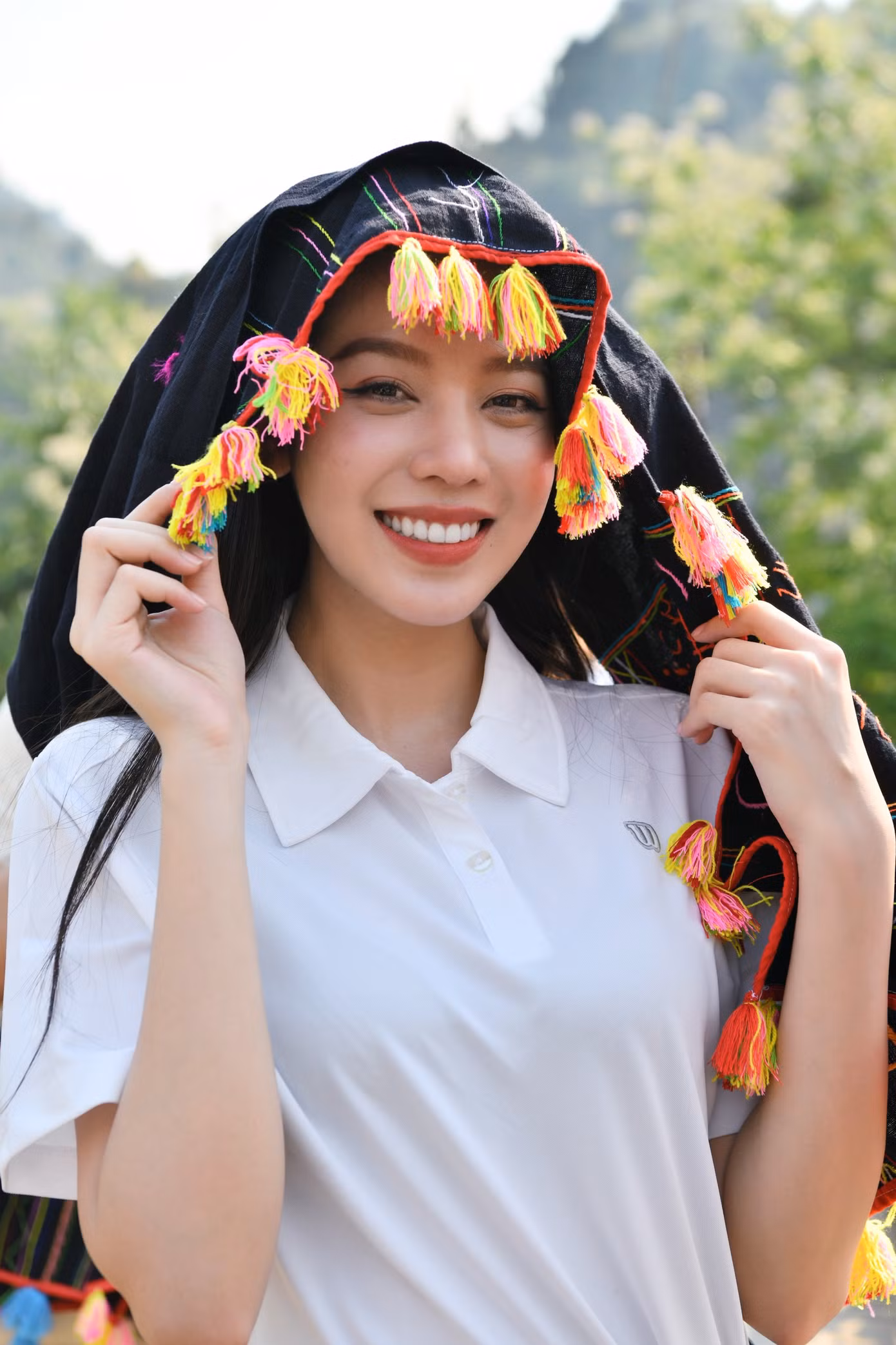 "Nghe bài hát chiếc khăn Piêu đã lâu, nay tôi mới có cơ hội được đội trên đầu. Tôi cảm thấy rất vui vì nhờ đồng hành cùng Tiền Phong Marathon 2023 nên mới có cơ hội tìm hiểu thêm những nét văn hoá đặc sắc của các dân tộc anh em trên mảnh đất Việt", cô nói.
