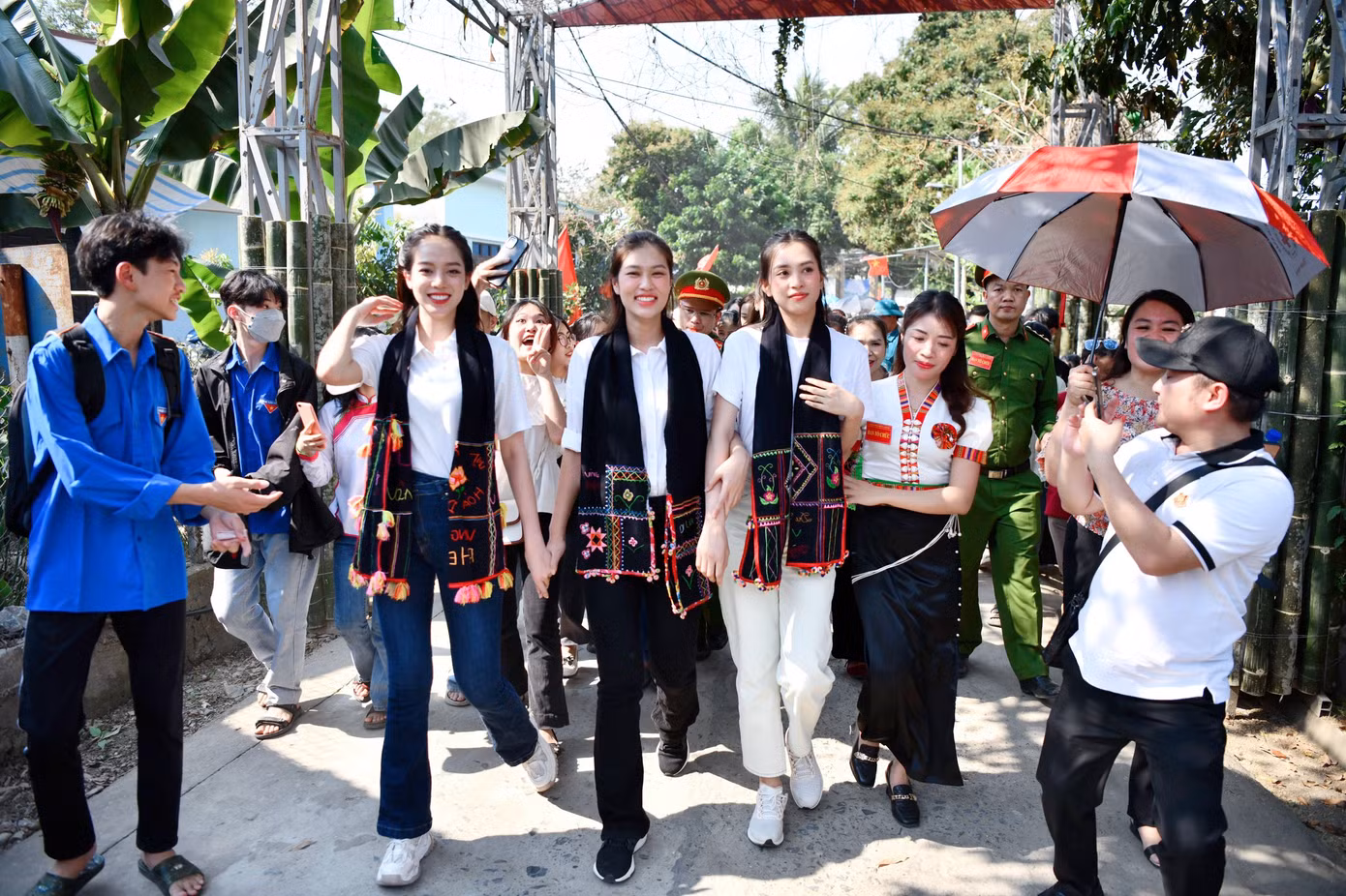 Tham dự sự kiện có Hoa hậu Việt Nam năm 2018 Trần Tiểu Vy; Hoa hậu Việt Nam năm 2022 Huỳnh Thanh Thủy; Hoa hậu Liên lục địa năm 2022 Lê Nguyễn Bảo Ngọc; Hoa hậu Hòa bình Việt Nam năm 2022 Đoàn Thiên Ân; Á hậu 2 Hoa hậu Việt Nam năm 2020 Ngọc Thảo; Á hậu 1 Hoa hậu Việt Nam năm 2022 Trịnh Thuỳ Linh; Á hậu 2 Hoa hậu Việt Nam năm 2022 Ngọc Hằng; Người đẹp Nhân ái Hoa hậu Việt Nam năm 2022 Ngọc Mai; Hoa khôi Cần Thơ Huỳnh Thuý Vi.