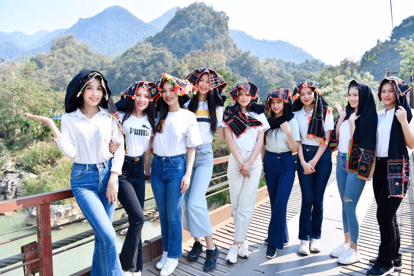 Các hoa hậu, á hậu và người đẹp thích thú khi được đội trên đầu chiếc khăn Piêu rực rỡ sắc màu của dân tộc Thái.
