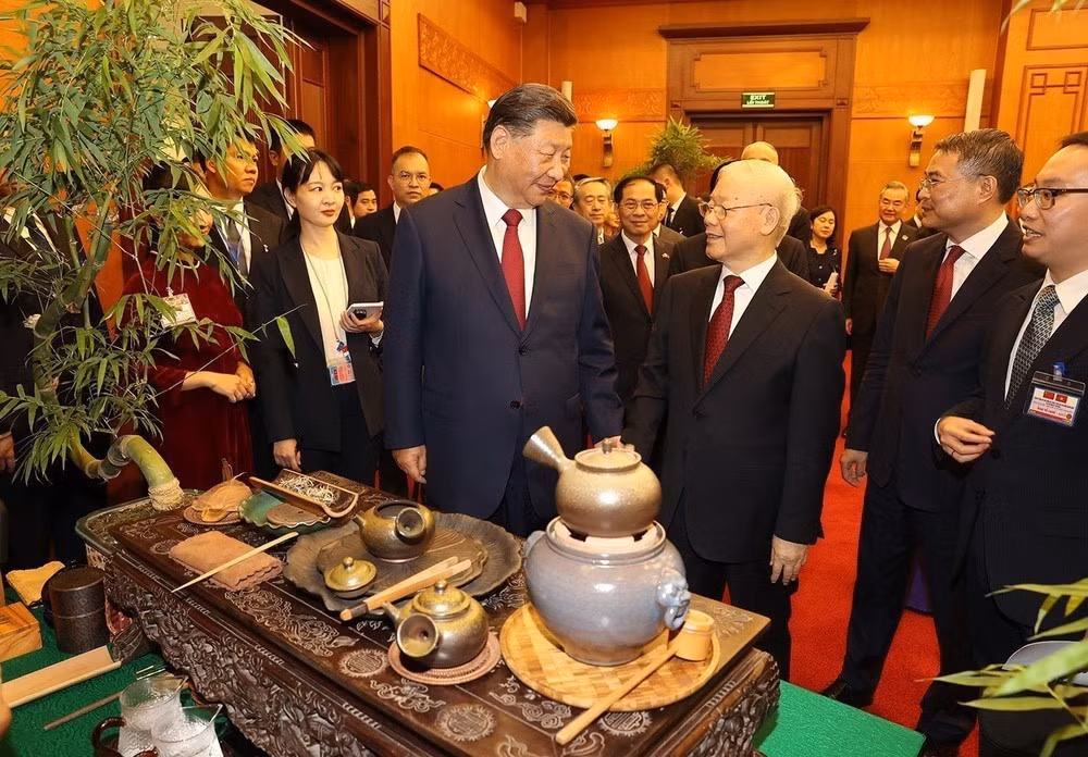 Tổng Bí thư Nguyễn Phú Trọng cùng Tổng Bí thư, Chủ tịch Trung Quốc Tập Cận Bình nghe giới thiệu về trà đạo Việt Nam nhân chuyến thăm của nhà lãnh đạo Trung Quốc đến Hà Nội tháng 12/2023. (Ảnh: TTXVN)