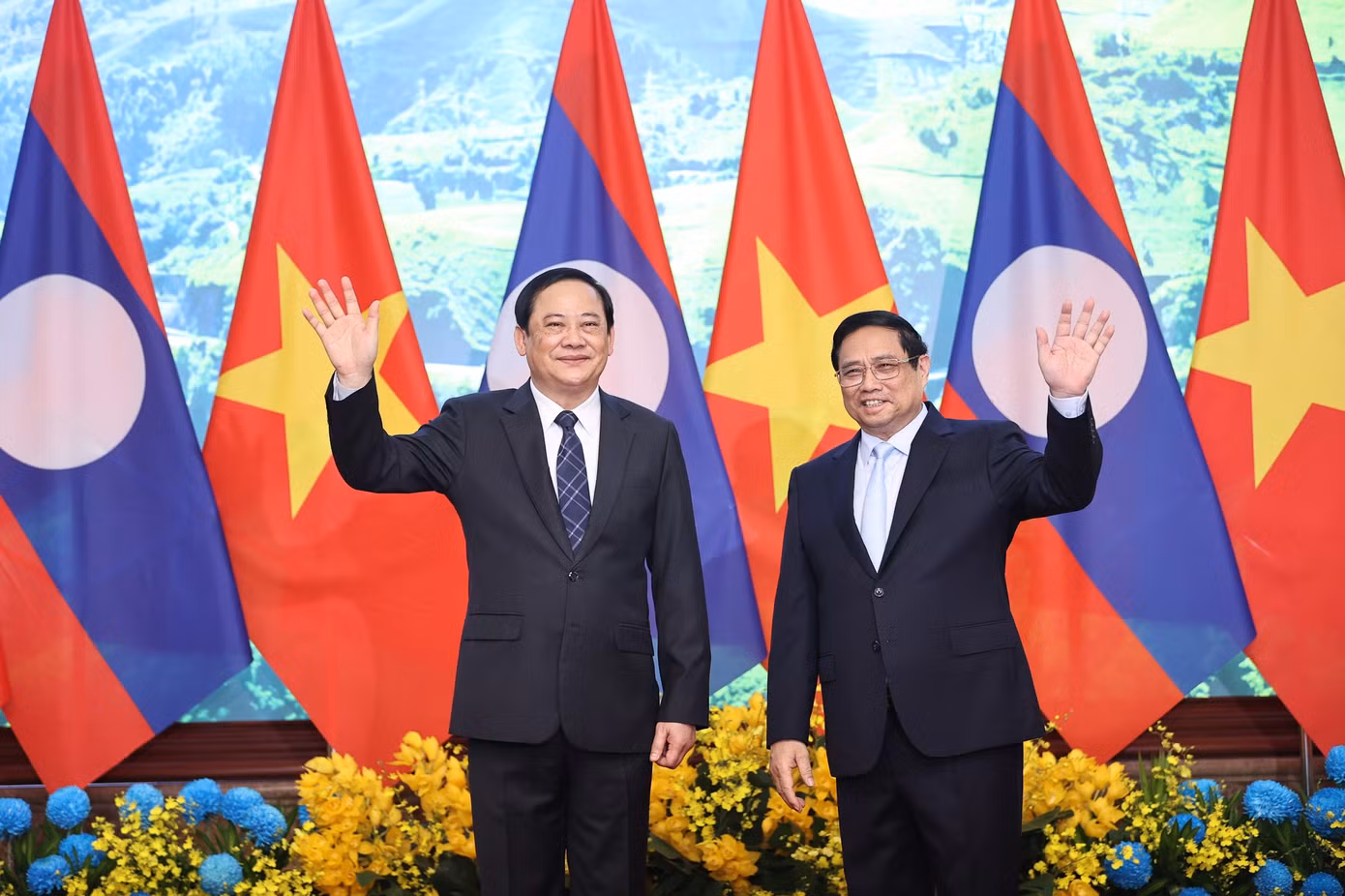 Thủ tướng Phạm Minh Chính và Thủ tướng Lào Sonexay Siphandone chụp ảnh chung trước cuộc hội đàm. (Ảnh: Nhật Minh)