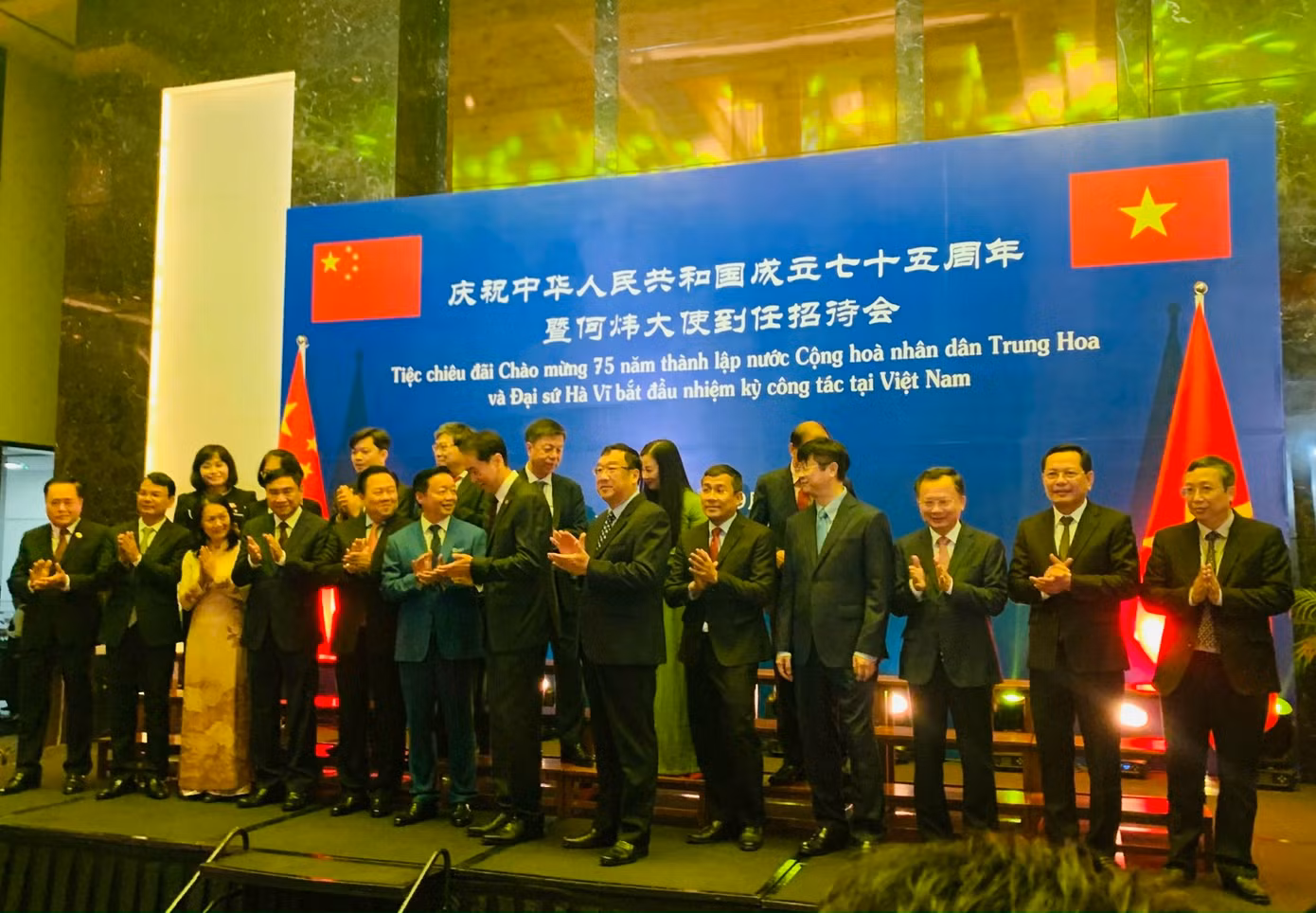 Các quan chức và khách mời dự tiệc chiêu đãi 75 năm Quốc khánh Trung Quốc, tối 27/9. (Ảnh: Thái An) Các quan chức và khách mời dự tiệc chiêu đãi 75 năm Quốc khánh Trung Quốc, tối 27/9. (Ảnh: Thái An)