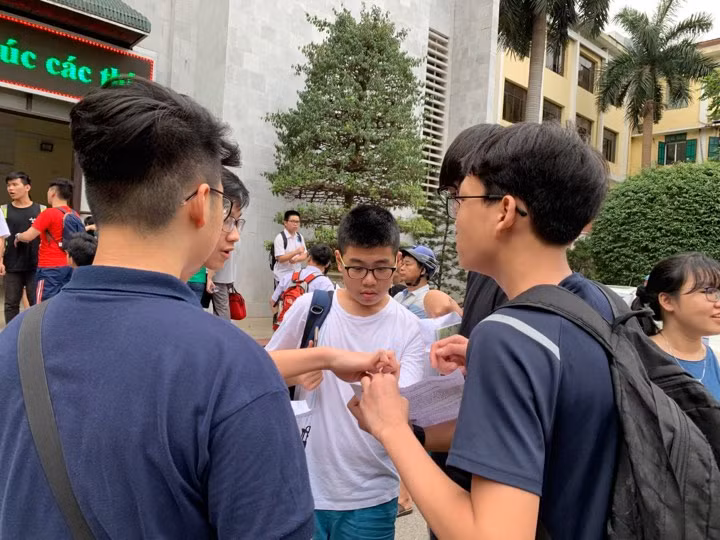 Đề thi môn Toán lớp 10 Trường THPT Chuyên Sư phạm: Dễ ‘ăn điểm’ ảnh 5