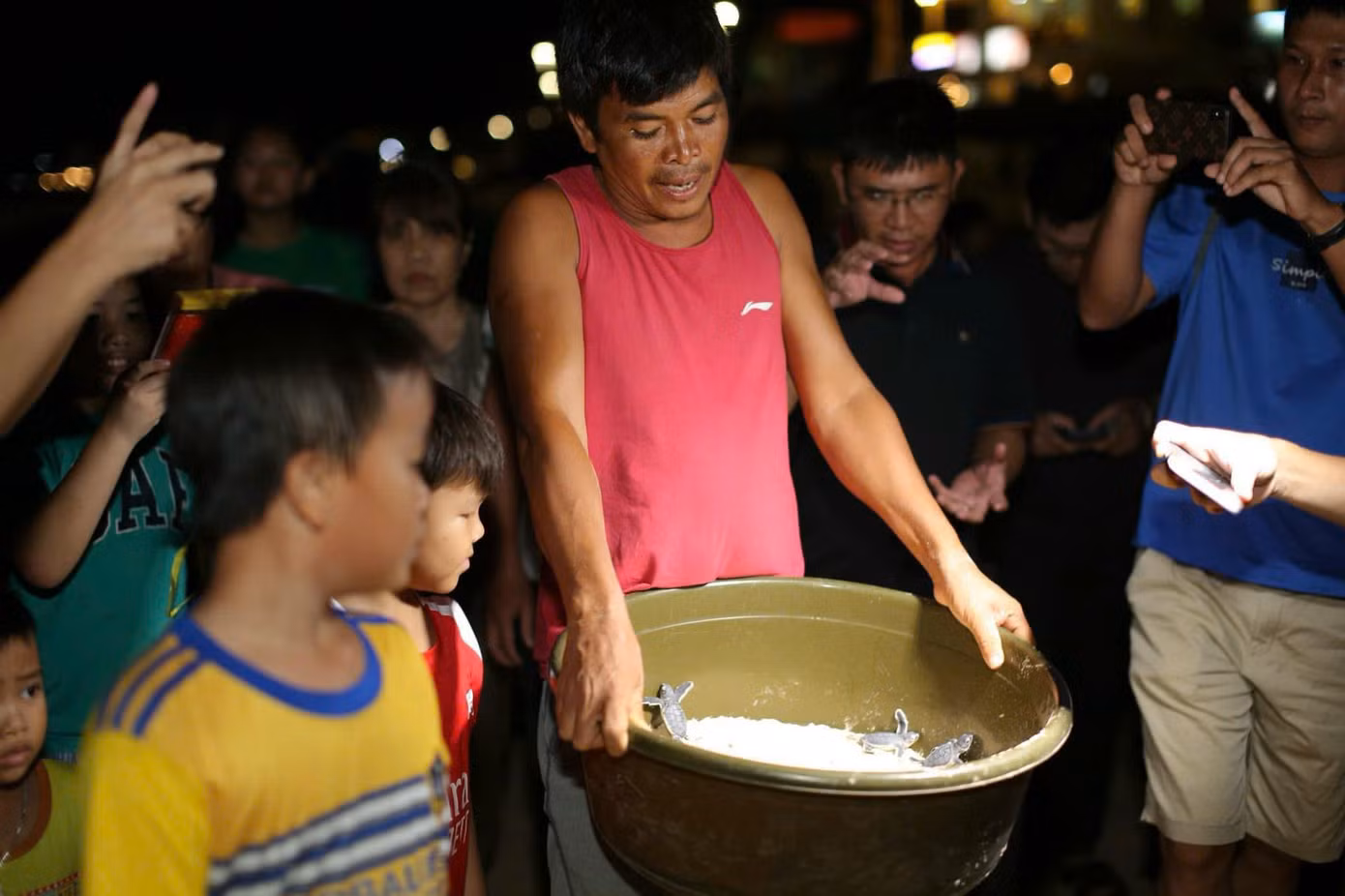 Người dân tham gia bảo vệ loài rùa biển.