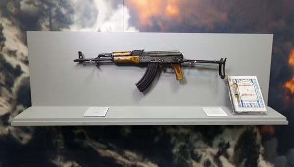 Khẩu AK-47 tại bảo tàng với lời chú thích: “AK-47 của Osama Bin Laden”