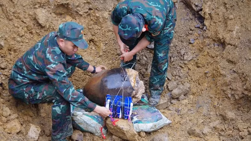 Lực lượng Công binh tiến hành kích hoạt hủy nổ bom bảo đảm an toàn.