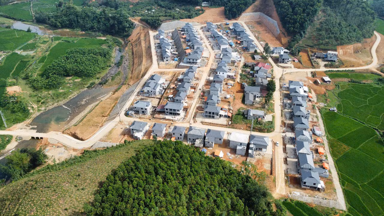 Đến xóm Nhàng, chúng tôi ngỡ ngàng về vẻ đẹp của khu tái định cư khang trang, rộng rãi nằm giữa những ngọn đồi xanh bạt ngàn xanh tươi. Khu tái định cư này được xây dựng trên tổng diện tích đất khoảng 5 ha, ổn định chỗ ở cho 64 hộ dân là đồng bào dân tộc thiểu số trước đó từng phải di dời do nguy cơ sạt lở.