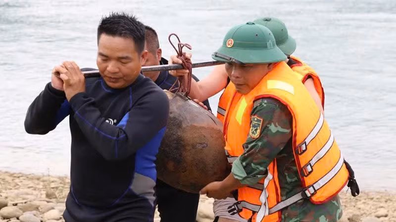 Lực lượng Công binh phát hiện, trục vớt quả bom nặng gần 100 kg.