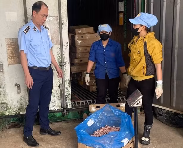 Lực lượng QLTT tỉnh Phú Thọ phát hiện 370 kg chân gà đông lạnh không có nguồn gốc xuất xứ.