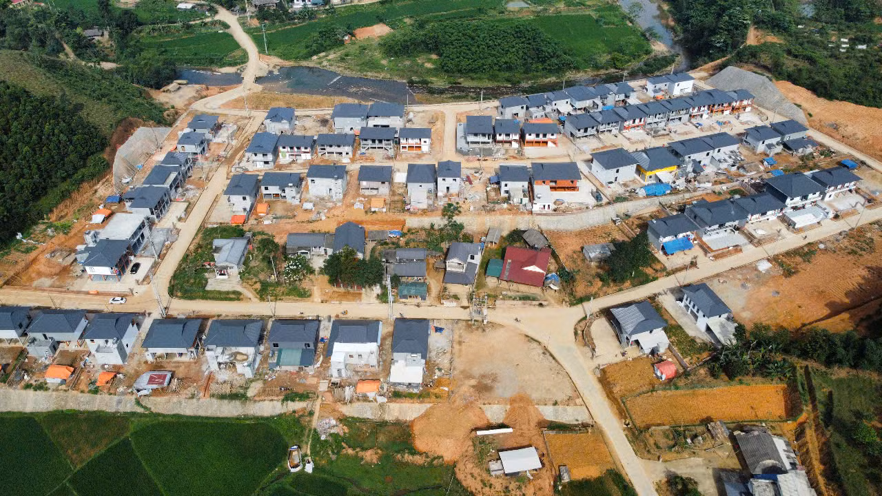 Được biết, năm 2018, do ảnh hưởng của mưa lũ, đồi Nhàng xuất hiện vết nứt dài 100m. Đặc biệt, sau cơn bão số 3 (năm 2024), ở đây xuất hiện thêm 3 điểm sạt trượt nghiêm trọng, có nguy cơ sạt lở cao, phải di dời khẩn cấp 64 hộ dân đang sinh sống ở dưới chân đồi.