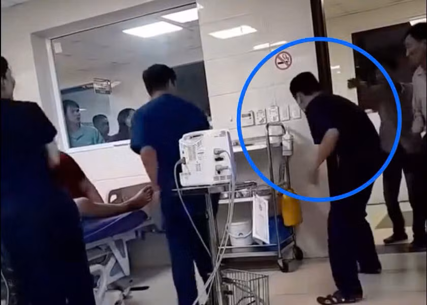 Nam điều dưỡng bị người nhà bệnh nhân đạp vào bụng khi đang đi lấy dụng cụ cấp cứu.